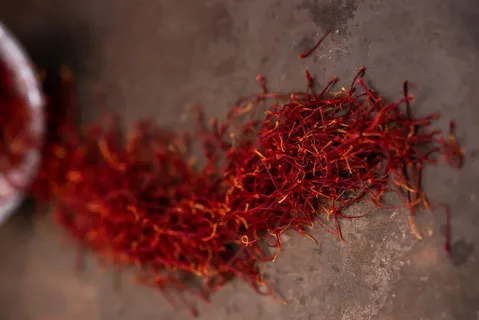 تصویر 4 از زعفران توکلی نژاد اصل با کیفیت ممتاز و رنگ‌ دهی طبیعی بسیار بالا